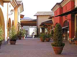 Outlet Village 3